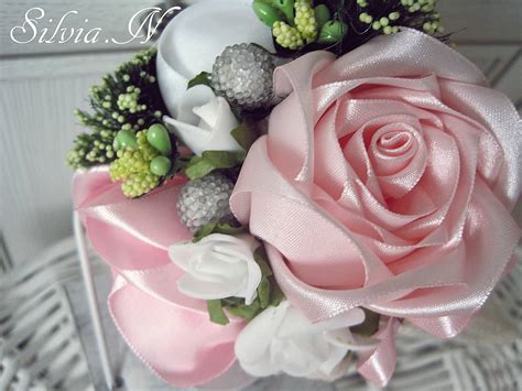 Názorné kroky výroby ruže z rolované stuhy