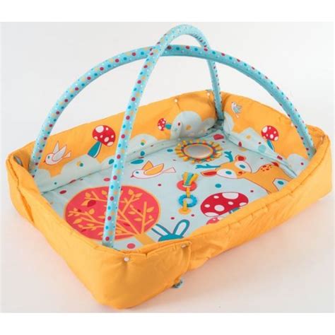 Ilustrácia hracej deky s hrazdou a zavesenými hračkami