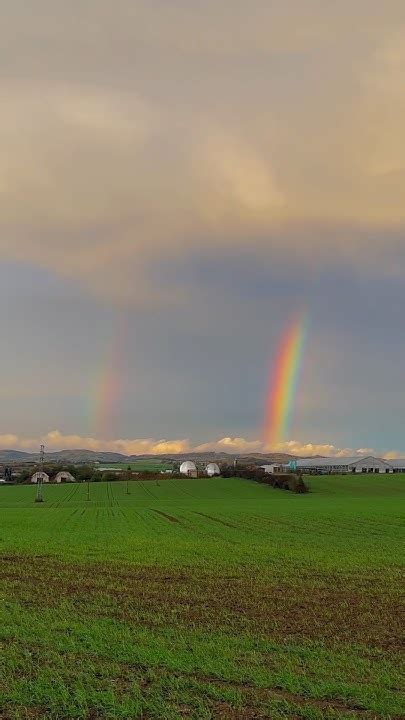 ilustračná fotografia dúhy nad krajinou