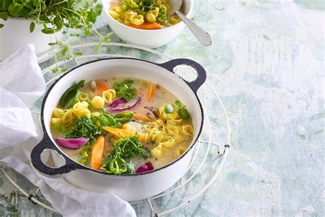 Ilustrácia taniera s cestovinami a zeleninou pre dieťa