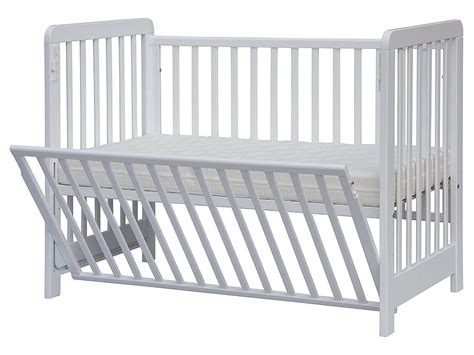 Ilustrácia detskej postieľky s možnosťou nastavenia výšky roštu a odnímateľnou bočnicou