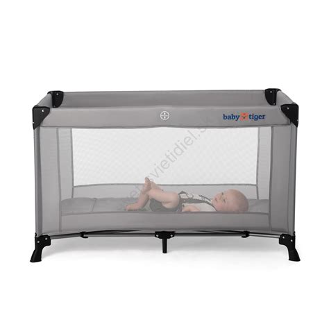 Detailný záber na sieťované boky cestovnej postieľky Baby Mix.
