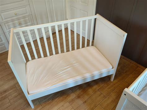 Fotografie postieľky SUNDVIK, vrátane detailov prestavby.