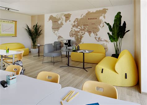 Fotografia modernej a priestrannej triedy s hračkami a vzdelávacími materiálmi