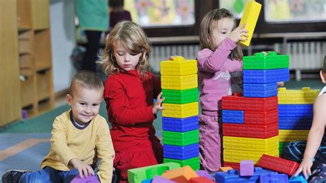 deti sa sánkovaním v škôlke