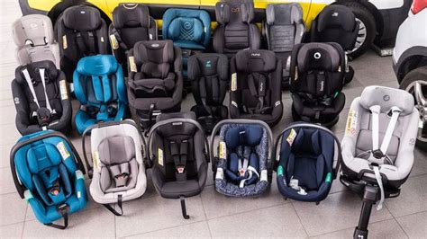 Ilustrácia rôznych typov detských autosedačiek pre rôzne vekové kategórie.