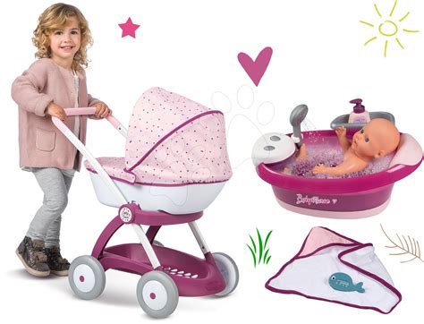 Deti hrajúce sa s kočíkom pre bábiky Minnie