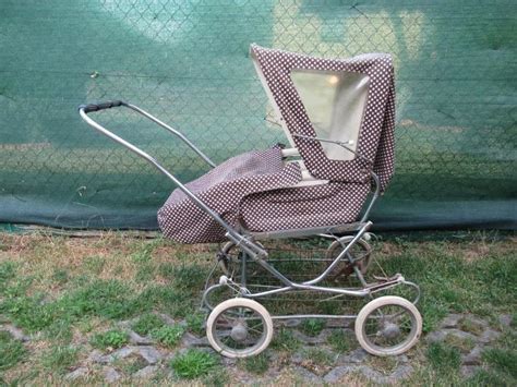 Detail koliesok a rámu retro kočíka Liberta