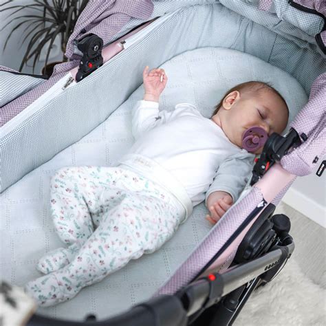 Detail hlbokej vaničky detského kočíka s mäkkým matracom