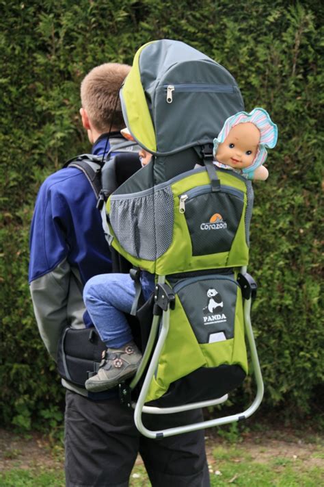 Detský turistický nosič s odnímateľnou slnečnou strieškou a úložným priestorom