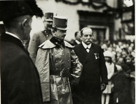 fotografia malej Carmen Farkašovej s otcom v uniforme gardistu a Vojtechom Tukom