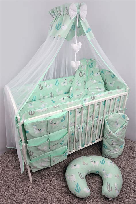 Kompilácia rôznych doplnkov k detským postieľkam: mantinel, kolotoč, obliečky