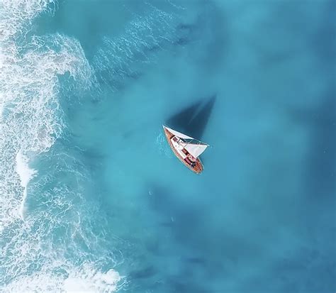Ilustračná fotografia páru, ktorý sa rozpráva a vyzerá, že rieši problém