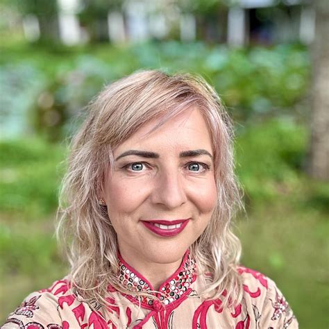 symbolická fotografia rozpoleného srdca s dvoma rukami, ktoré sa snažia spojiť