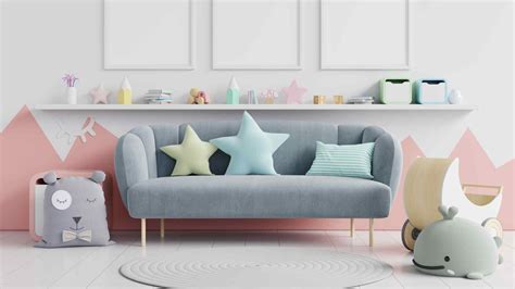 Obrázok detskej izby s farebnou poličkou plnou kníh a pohodlným kreslom.