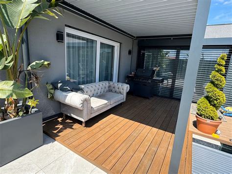 Ilustrácia detskej kresby s výraznými prvkami ako slniečko s tvárou a domček so špirálovitým dymom