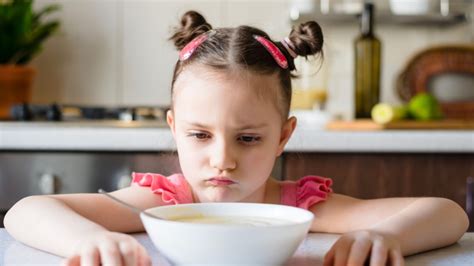 Ilustrácia znázorňujúca dieťa, ktoré odmieta jedlo, oproti rodičovi, ktorý sa ho snaží presvedčiť.