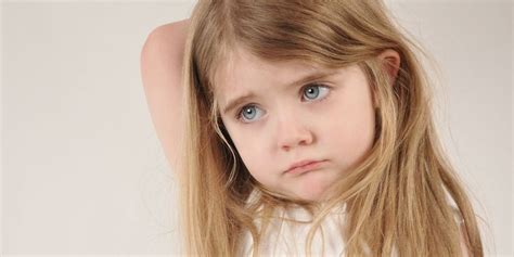 Ilustrácia detí s rôznymi príznakmi anémie, ako bledá pokožka a únava