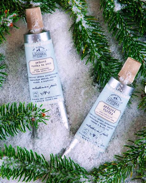 Dámske ruky aplikujúce krém na ruky v zimnom období.