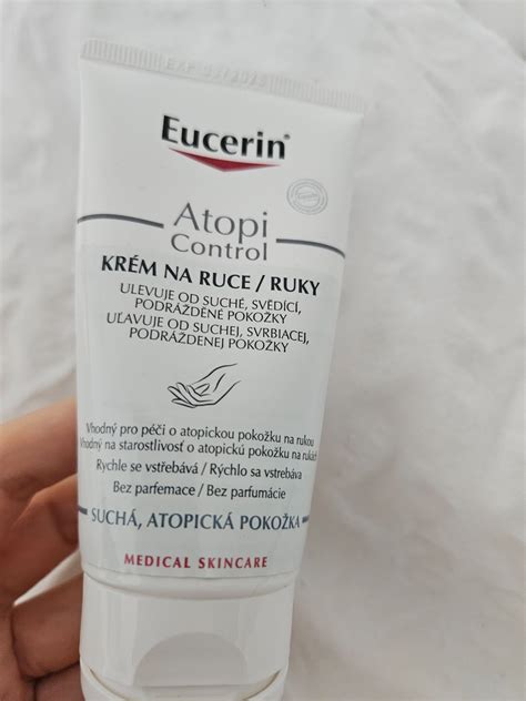 Infografika zobrazujúca odporúčané zložky krémov na suché ruky.