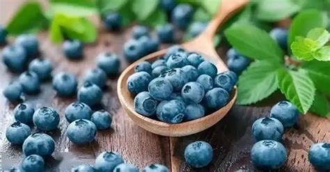 Ilustrácia rôznych druhov ovocia a zeleniny, ktoré sú dôležité pre detskú imunitu.