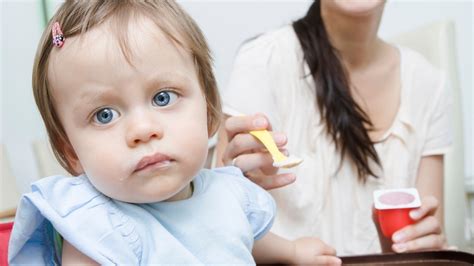 Ilustrácia dieťaťa, ktoré odmieta jedlo v horúcom dni