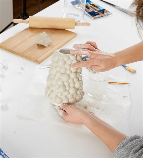 Postup výroby betónovej vázy: odlievanie do formy, odstránenie bubliniek.