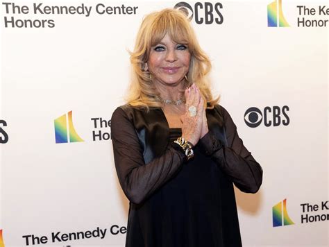 Detailne zábery hotových betónových výrobkov s nalepenými ochrannými kolieskami na dne.