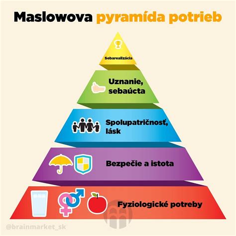 Dieťa, ktoré drží v ruke kúsok ovocia a samostatne ho je.