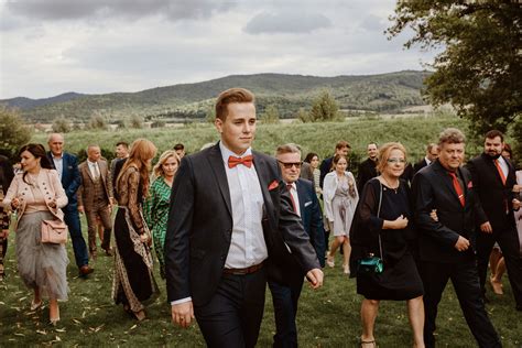 Svadobní hostia sa bavia pri vonkajších hrách, ako je hod krúžkami.