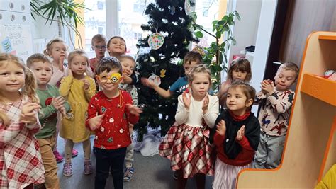 Deti tvoria v kreatívnom kútiku na svadbe.