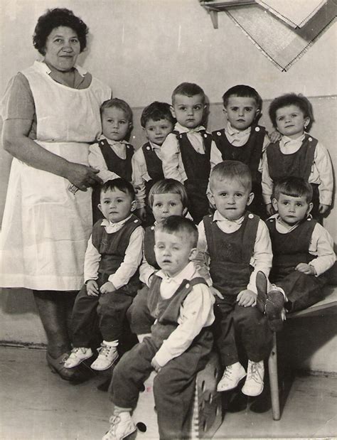 Deti a dospelí sa bavia tvarovaním balónikov.