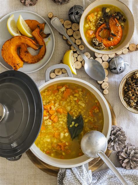 tanier s červenou šošovicou, tekvicou a bryndzou