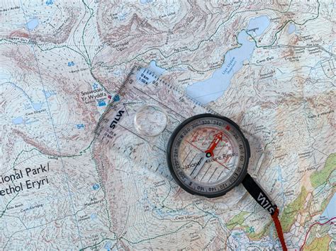 Ilustrácia zobrazujúca rodiča a dieťa na ceste s kompasom a mapou.