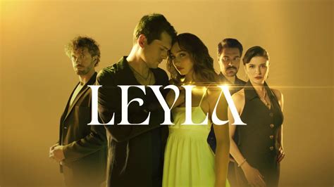 Ilustrácia rodiny, ktorá sa prirodzene správa doma, vrátane rôznych situácií s nahotou.