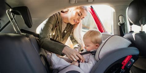 Ilustrácia dieťaťa v autosedačke s hračkami a slnečnou clonou.