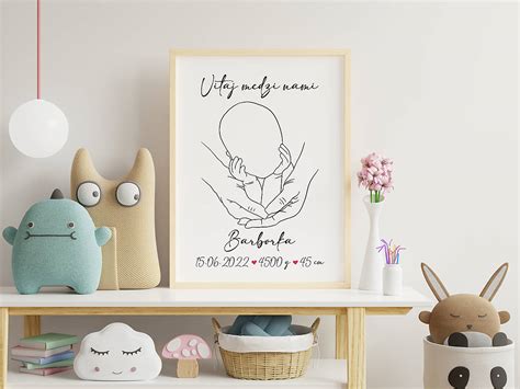 ilustrácia bábätka túliaceho sa k mame