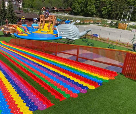 Ilustračná fotografia detského parku s vláčikom a bezpečnými zábranami okolo trate