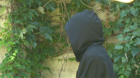 Ilustračná fotografia ženy s unavenými očami, ktorá si masíruje spánky.