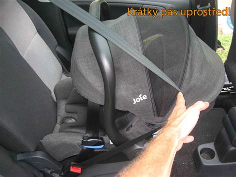 Ilustrácia správneho upevnenia autosedačky na zadnom sedadle.