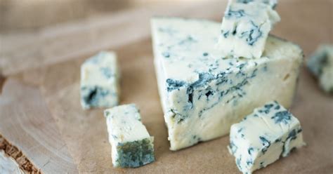 Ilustrácia rôznych zakázaných potravín (alkohol, surové vajcia, plesňový syr, údeniny)