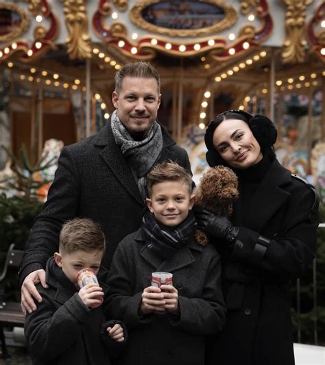 Ilustrácia rodiny tráviacej spoločný čas, rodičov rozprávajúcich sa s dieťaťom