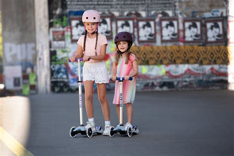 Ilustračná schéma porovnávajúca veľkosti Mini a Maxi Micro kolobežiek.