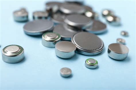 Obrázok rôznych typov batérií, vrátane gombíkových