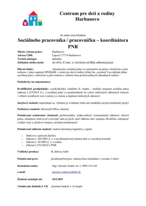 Ilustračná fotografia rodiny v náručí sociálneho pracovníka