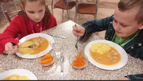 farebná miska s polievkou plná zeleniny a byliniek