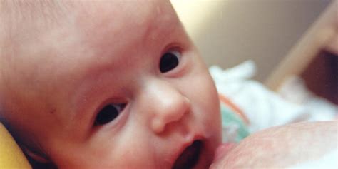 Ilustrácia bábätka s matkou pri dojčení