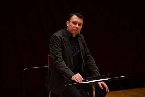 Adrian Kokoš dirigujúci orchester počas koncertu s Mirom Žbirkom