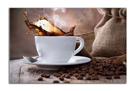 Šálka kávy s mliekom a dojča v pozadí