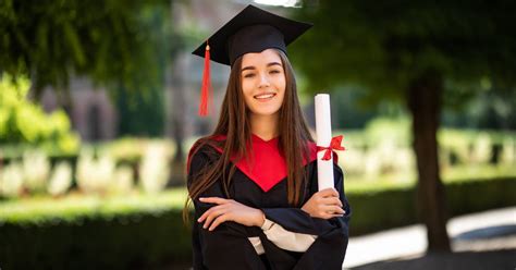 Ilustračná fotografia absolventa s diplomom v ruke